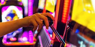Tampilan aplikasi mobile aleksitogel dengan permainan slot dan pasar taruhan sepak bola